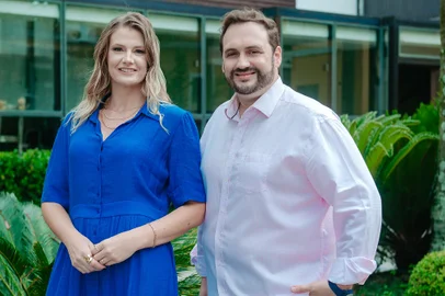 Especializada no público masculino, a clínica Homenz Saúde e Estética inaugura a primeira unidade na Serra no próximo dia 20. A franquia, junto ao Complexo Moinhos da Estação, em Caxias do Sul, é comandada pela administradora Camila Drechsler e pelo médico Maximiliano Demarco (foto).<!-- NICAID(15669860) -->