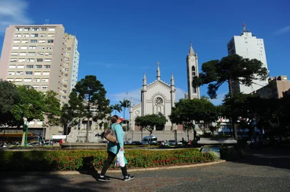 CAXIAS DO SUL, RS, BRASIL, 07/06/2023. A tarde de quarta-feira (07) é de clima agradável e sol na área central de Caxias do Sul. A previsão é de que ocorra uma mudança nos próximos dias e as temperaturas fiquem baixas. (Bruno Todeschini/Agência RBS)Indexador: BTK<!-- NICAID(15450393) -->