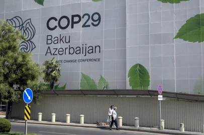 (FILES) Branding for the COP29 climate conference covers the facade of a building under renovation in the Azerbaijani capital of Baku on September 11, 2024. Papua New Guinea will boycott next month's UN climate summit, its top diplomat said on October 31, 2024, branding the negotiations aimed at curbing global warming "a total waste of time" because of the actions of big polluting nations. (Photo by TOFIK BABAYEV / AFP)Editoria: WEALocal: BakuIndexador: TOFIK BABAYEVSecao: global changeFonte: AFPFotógrafo: STR<!-- NICAID(15907039) -->