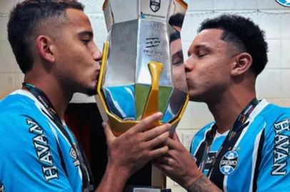 Viery e Gustavo Martins repetem foto de Kannemann e Geromel<!-- NICAID(16241071) -->