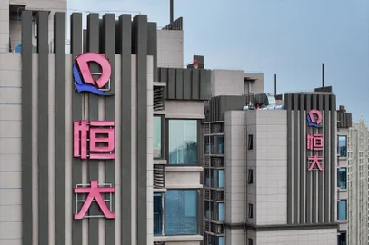 Prédio residencial com logo da Evergrande em Nanquim, na China