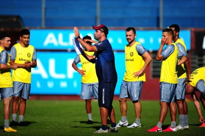 CAXIAS DO SUL, RS, BRASIL, 17/02/2021. Treino do Caxias no estádio Centenário. O Caxias se prepara para a temporada 2021. Na foto, técnico Rafael Lacerda (C) conversando com grupo de jogadores. (Porthus Junior/Agência RBS)<!-- NICAID(14716861) -->