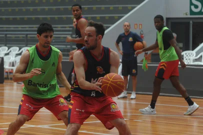 CAXIAS DO SUL, RS, BRASIL, 26/10/2021 -  Treino do Caxias Basquete no Ginásio do Sesi, a nova casa da equipe no Novo Basquete Brasil (NBB). O primeiro contato será na quarta-feira (27), às 20h, contra o Minas. NA FOTO: Cauê verzola. (Marcelo Casagrande/Agência RBS)<!-- NICAID(14925167) -->