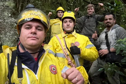 Bombeiros resgatam jovens que se perderam durante trilha e passaram madrugada em área de mata, entre Farroupilha e Nova Rom do Sul <!-- NICAID(16061745) -->