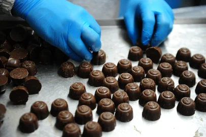 CAXIAS DO SUL, RS, BRASIL, 25/03/2016 - Florybal, fabricante com 25 anos de história e que administra pelo menos oito lojas na Região das Hortênsias. Por lá, o término da produção da linha de Natal já implica em planejamento para a Páscoa. Desde o fim do ano passado, portanto, o turno da noite foi implementado, com pelo menos acréscimo de 20 funcionários que trabalham até a meia-noite. Com produção de seis toneladas de chocolate por dia, a Florybal identifica que barrinhas de chocolate e bombons são os produtos que mais comercializam por ter apelo de consumo diário - por isso, apresentam mais de 30 sabores. (JONAS RAMOS/AGÊNCIA RBS)<!-- NICAID(12098209) -->