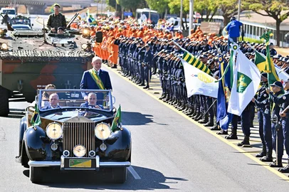 Brazil's President Luiz Inacio Lula da Silva leads the military parade during the Independence Day celebrations in Brasilia on September 7, 2025. (Photo by Evaristo Sa / AFP)Editoria: POLLocal: BrasíliaIndexador: EVARISTO SASecao: governmentFonte: AFPFotógrafo: STF<!-- NICAID(16118783) -->
