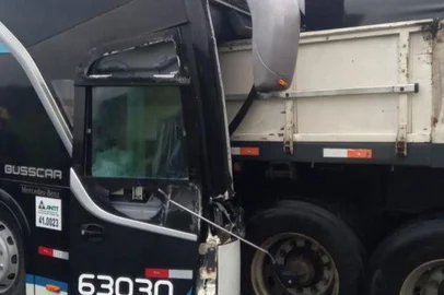 Acidente com ônibus que saiu de Porto Alegre deixa um morto e 13 feridos na BR-101, em Santa Catarina.Foto: Reprodução/Redes Socias<!-- NICAID(15866904) -->