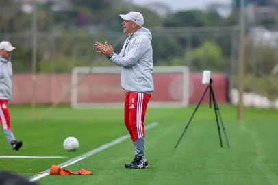 Eduardo Baptista faz ajustes na equipe