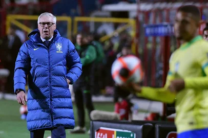 Brazil's Italian head coach Carlo Ancelotti watches his players from the touchline during the 2026 FIFA World Cup South American qualifiers football match between Bolivia and Brazil, at the Municipal de El Alto stadium, in El Alto, La Paz department, Bolivia on September 9, 2025. (Photo by Daniel MIRANDA / AFP)Editoria: SPOLocal: El AltoIndexador: DANIEL MIRANDASecao: soccerFonte: AFPFotógrafo: STR<!-- NICAID(16120791) -->