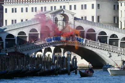 VENEZA, ITÁLIA - 28/06/2025 - Protesto contra o casamento de Jeff Bezos e Lauren Sanchez em Veneza, na Itália. (Foto: Marco BERTORELLO / AFP)<!-- NICAID(16069636) -->