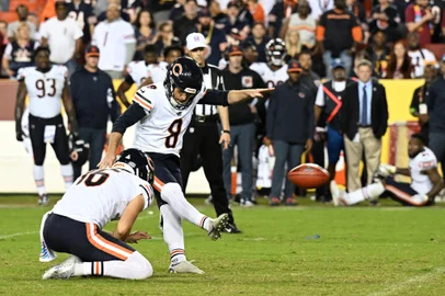 Chicago Bears v Washington CommandersLANDOVER, MARYLAND - OCTOBER 05: Cairo Santos #8 of the Chicago Bears kicks a field goal during the fourth quarter against the Washington Commanders at FedExField on October 05, 2023 in Landover, Maryland.   Greg Fiume/Getty Images/AFP (Photo by Greg Fiume / GETTY IMAGES NORTH AMERICA / Getty Images via AFP)Editoria: SPOLocal: LandoverIndexador: GREG FIUMESecao: American footballFonte: GETTY IMAGES NORTH AMERICAFotógrafo: CONTRIBUTOR<!-- NICAID(15561961) -->
