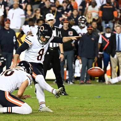 Chicago Bears v Washington CommandersLANDOVER, MARYLAND - OCTOBER 05: Cairo Santos #8 of the Chicago Bears kicks a field goal during the fourth quarter against the Washington Commanders at FedExField on October 05, 2023 in Landover, Maryland.   Greg Fiume/Getty Images/AFP (Photo by Greg Fiume / GETTY IMAGES NORTH AMERICA / Getty Images via AFP)Editoria: SPOLocal: LandoverIndexador: GREG FIUMESecao: American footballFonte: GETTY IMAGES NORTH AMERICAFotógrafo: CONTRIBUTOR<!-- NICAID(15561961) -->