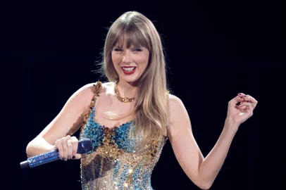 Taylor Swift, The Weeknd invited to join Oscars panel(FILES) US singer-songwriter Taylor Swift performs onstage on the first night of her "Eras Tour" at AT&T Stadium in Arlington, Texas, on March 31, 2023. Music megastars Taylor Swift and The Weeknd are among showbiz people invited to join the organization that votes on who gets Oscars, the body said on June 28.Other invitees include Daniel Kwan and Daniel Scheinert, who directed "Everything Everywhere All at Once," which won seven Oscars this year including the prize for best picture.The Academy of Motion Picture Arts and Sciences said its new crop of members of Tinseltown's most elite club numbers 398 people. (Photo by SUZANNE CORDEIRO / AFP)Editoria: ACELocal: ArlingtonIndexador: SUZANNE CORDEIROSecao: musicFonte: AFPFotógrafo: STR<!-- NICAID(15469180) -->