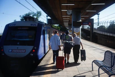 Mateus Bruxel / Agencia RBS Porto Alegre, RS, Brasil, 24-12-2024: Após sete meses, Trensurb volta a operar até o Centro de Porto Alegre. Estação Rodoviária. Foto: Mateus Bruxel / Agência RBSIndexador: MATEUS BRUXEL<!-- NICAID(15941650) -->