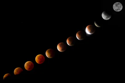 CANOAS, RS, BRASIL, 15/04/2014. Montagem de fotos da sequência do eclipse lunar. O fenômeno celeste que ocorre quando a Lua fica na sombra da Terra em relação ao Sol. (FOTO: ANDERSON FETTER/AGÊNCIA RBS)<!-- NICAID(10407982) -->