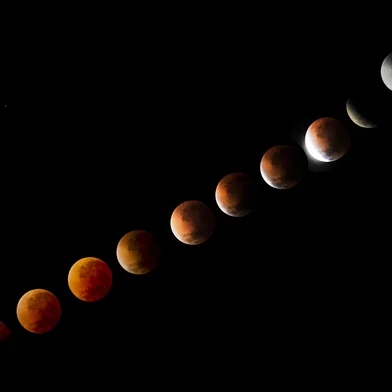 CANOAS, RS, BRASIL, 15/04/2014. Montagem de fotos da sequência do eclipse lunar. O fenômeno celeste que ocorre quando a Lua fica na sombra da Terra em relação ao Sol. (FOTO: ANDERSON FETTER/AGÊNCIA RBS)<!-- NICAID(10407982) -->