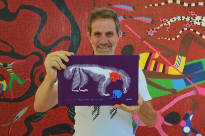 Ilustrador vencedor do Nobel da Ilustração estará em sessão de autógrafos da obra com cenário da Floresta Amazônica, no Instituto de Leitura Quindim, no sábado 20/05, às 14h.O escritor, ilustrador e vice-presidente do Instituto de Leitura Quindim, Roger Mello lançará o novo livro autoral “Espinho de Arraia” (Editora Global), neste sábado 20/05, às 14h, no Instituto Quindim. A ação terá ainda sessão de autógrafo e bate-papo com o autor falando sobre o processo de criação da obra. A galeria de arte do Quindim está com a exposição dos painéis dos livros “Espinho de Arraia” e “Curupira”, de Roger Mello. A mostra também passou pelo Festival Internacional Integrado de Linguagens – FIL, no CCBB do Rio de Janeiro, em 2022.<!-- NICAID(15430891) -->