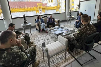 Porto Alegre, RS 22/04/2025 SecretÃ¡rio Fernando Ritter participa de reuniÃ£o de alinhamento com o Comando Militar do Sul para apoio no combate Ã  dengue em Porto Alegre. Foto: Carolina Zeni/DivulgaÃ§Ã£o SMS/PMPA<!-- NICAID(16021473) -->
