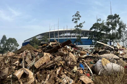 Os moradores do bairro Humaitá, na zona norte de Porto Alegre, realizaram uma manifestação na manhã deste sábado (8) contra o depósito de lixo no estacionamento da rua Padre Leopoldo Brentano, ao lado da Arena do Grêmio. Conforme Wagner Nunes, síndico do Condomínio Liberdade, que fica em frente ao terret=no, por volta das 7h30, cerca de 50 caminhões com lixo entraram no local para deixar os entulhos. Foto: Jovana Dullius/Agência RBS<!-- NICAID(15783877) -->
