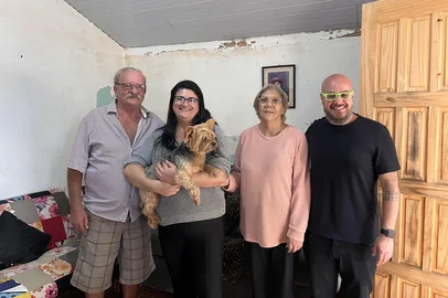 PORTO ALEGRE, RS, BRASIL - 2025.04.29 - Reportagem visita casa na Vila Farrapos, zona norte de Porto Alegre, atingida pela enchente de 2024. Local recebeu mutirão de faxina Meu Lar de Volta. Na foto: Felipe Menezes, Michelle Wagner, Rosaura Wagner Dann e Celso André Dann. (Foto: Denzel Valiente / Agência RBS)<!-- NICAID(16030420) -->