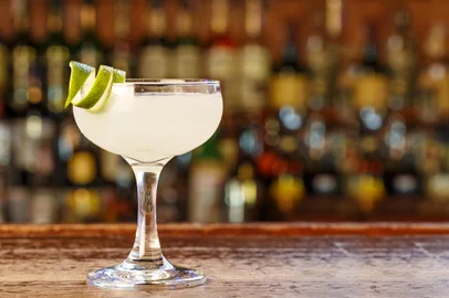 Delicious margarita cocktail on wooden boardIndexador: Aleksandr ShyripaFonte: 249592170<!-- NICAID(15936740) -->