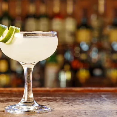 Delicious margarita cocktail on wooden boardIndexador: Aleksandr ShyripaFonte: 249592170<!-- NICAID(15936740) -->
