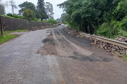 A partir de segunda-feira a rua volta a ser bloqueada para a retomada dos trabalhos<!-- NICAID(15909973) -->