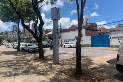 André Fiedler / Agência RBS Caxias ganha novos controladores do sistema de cercamento eletrônico. Aparelhos são capazes de medir velocidade e ler placas para identificar veículos envolvidos em irregularidades. Município, contudo, não habilitou sistema para emissão de autuações de trânsito<!-- NICAID(15937991) -->