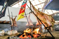 CAXIAS DO SUL, RS, BRASIL, 22/11/2025. Com boi Wagyu assado inteiro e carnes exóticas, Caxias Do Sul recebe pela primeira vez festival de churrasco. (Neimar De Cesero/Agência RBS)Indexador: Neimar De Cesero<!-- NICAID(16172428) -->