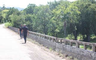 Policiais civis fizeram buscas na ponte de onde empresário foi jogado, após ser esfaqueado em assalto