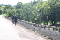 Policiais civis fizeram buscas na ponte de onde empresário foi jogado, após ser esfaqueado em assalto