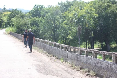 Policiais civis fizeram buscas na ponte de onde empresário foi jogado, após ser esfaqueado em assalto