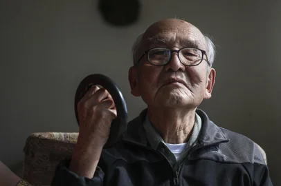 André Ávila / Agencia RBS PORTO ALEGRE, RS, BRASIL - 2021.12.07 - O geriatra Yukio Moriguchi, uma celebridade da medicina na Porto Alegre dos anos 1970 e 1980, com seus conceitos inovadores sobre alimentação e atividade física, é um exemplo de longevidade. Na foto: Yukio Moriguchi e sua neta, Clara Moriguchi, fisioterapeuta (Foto: ANDRÉ ÁVILA/ Agência RBS)Indexador: Andre Avila<!-- NICAID(14962069) -->