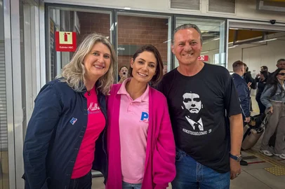 Ex-primeira-dama Michelle Bolsonaro desembarcou nesta sexta-feira (24) em Passo Fundo, e foi recebida por Adriane Cherini e Giovani Cherini<!-- NICAID(16153226) -->