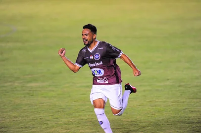 CAXIAS DO SUL, RS, BRASIL, 08/03/2020. SER Caxias x Aimoré, jogo válido pela terceira rodada da primeira fase do Campeonato Gaúcho 2021 (Gauchão 2021) e realizado no estádio Centenário. Comemoração do primeiro gol do Caxias marcado pelo lateral-direito Ivan. (Porthus Junior/Agência RBS)<!-- NICAID(14730710) -->