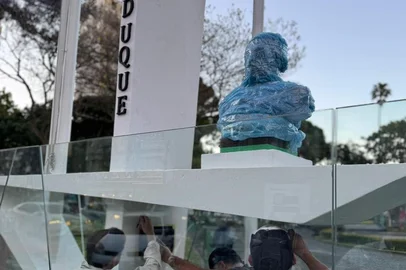 Divulgação / Divulgação Foi instalado na tarde desta segunda-feira (10) o novo busto do Duque de Caxias no monumento que leva seu nome, localizado na Praça Dante Alighieri, no Centro de Caxias do Sul. A estrutura da homenagem, danificada pelo vandalismo nos últimos anos, inclusive com o furto do antigo busto de bronze, passou por uma ampla recuperação. A inauguração oficial está marcada para 19 de novembro. <!-- NICAID(16164672) -->