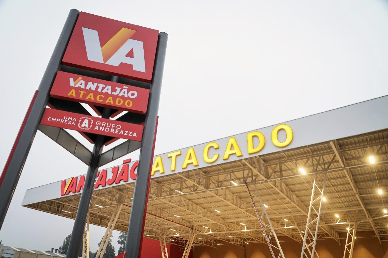Porto Alegre Vantaj o celebra abertura de loja com a o solid ria