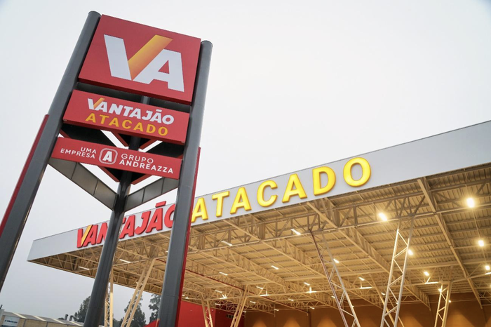 Porto Alegre Vantaj o celebra abertura de loja com a o solid ria