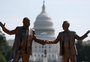 Estátua de Trump de mãos dadas com Epstein é retirada de Washington