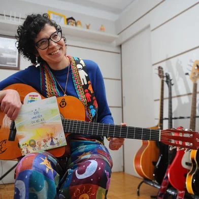 CAXIAS DO SUL, RS, BRASIL, 19/09/2023. Aline Luz é contadora de histórias e proprietária da escola Na Ponta do Lápis. Em 2023, ela foi escolhida como Amiga do Livro na 39ª Feira do Livro. (Bruno Todeschini/Agência RBS)Indexador: BTK<!-- NICAID(15546225) -->