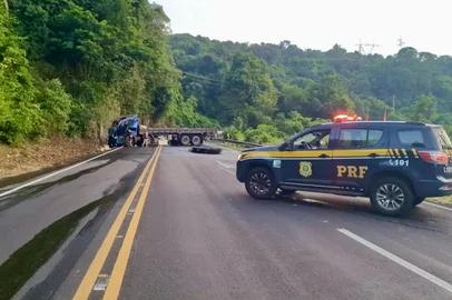 Caminhão bate e tomba na br-116<!-- NICAID(16001794) -->