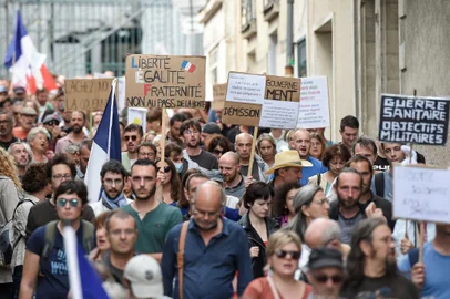 Demonstrators hold placards and chant slogans as they march during a rally in Nantes, western France, on September 18, 2021, to protest against the mandatory Covid-19 health pass to access most of the public space. (Photo by Sebastien SALOM-GOMIS / AFP)Editoria: HTHLocal: NantesIndexador: SEBASTIEN SALOM-GOMISSecao: diseaseFonte: AFPFotógrafo: STR<!-- NICAID(14893244) -->