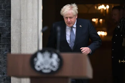 Britain's Prime Minister Boris Johnson arrives to make a statement in front of 10 Downing Street in central London on July 7, 2022. - Johnson quit as Conservative party leader, after three tumultuous years in charge marked by Brexit, Covid and mounting scandals. (Photo by JUSTIN TALLIS / AFP)Editoria: POLLocal: LondonIndexador: JUSTIN TALLISSecao: crisisFonte: AFPFotógrafo: STF<!-- NICAID(15142454) -->