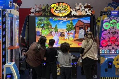 Crianças autistas e familiares vivem tarde de brincadeiras em fliperama de Passo Fundo <!-- NICAID(16383457) -->
