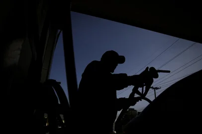 Porto Alegre, RS, Brasil, 16-05-2023: Abastecimento de combustível em um posto em Porto Alegre. A Petrobras anunciou nesta terça-feira (16) o fim da política de paridade internacional para precificação dos combustíveis no Brasil. A partir de amanhã, preços de diesel e gasolina deverão ser reduzidos para as distribuidoras. Foto: Mateus Bruxel / Agência RBSIndexador: Andre Avila<!-- NICAID(15429574) -->