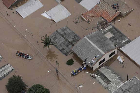 CANOAS, RS, Brasil, 04-05-2024: Resgate de sete pessoas por equipes militares de pessoas de cima dos telhados das casas alagadas no bairro Rio Branco, em Canoas. Sete resgatados foram levados para o hospital da Ulbra. Foto: Mateus Bruxel / Agência RBS<!-- NICAID(15754474) -->