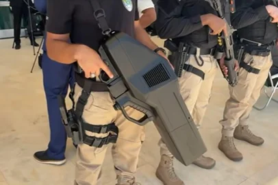 Reprodução / YouTube Rádio Gaúcha Fuzil antidrone: o que é e como funciona o equipamento usado na segurança do STF<!-- NICAID(16365867) -->