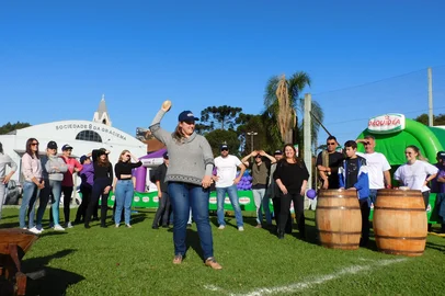 Últimos finalistas dos Jogos Coloniais da Fenavinho, em Bento Gonçalves, serão conhecidos neste final de semana. Etapa envolverá os moradores das comunidades de Tuiuty e São Pedro e buscam destacar programação no município<!-- NICAID(15095294) -->