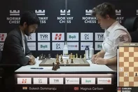 Um momento inusitado no xadrez mundial chamou atenção no último domingo (1º), durante a sexta rodada do torneio Norway Chess, na Noruega. O norueguês Magnus Carlsen, número 1 do mundo, foi derrotado em partida clássica pelo jovem indiano Gukesh Dommaraju, 19 anos.<!-- NICAID(16051614) -->
