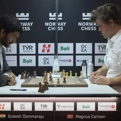 Um momento inusitado no xadrez mundial chamou atenção no último domingo (1º), durante a sexta rodada do torneio Norway Chess, na Noruega. O norueguês Magnus Carlsen, número 1 do mundo, foi derrotado em partida clássica pelo jovem indiano Gukesh Dommaraju, 19 anos.<!-- NICAID(16051614) -->